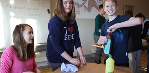 Her kommer mutter med kost og spand