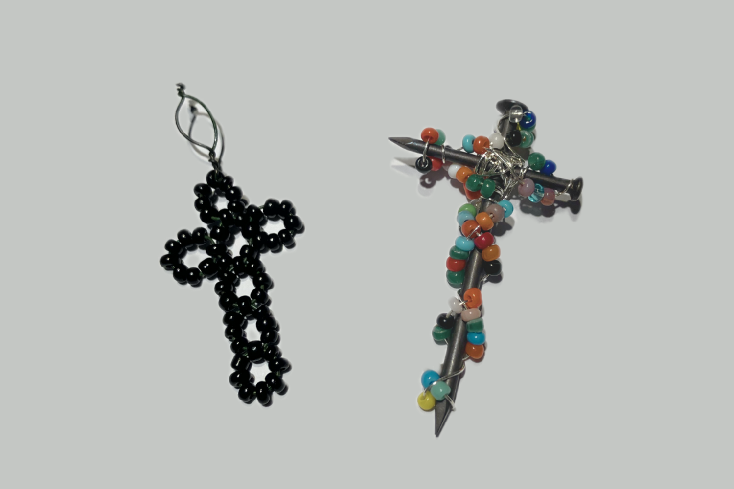 Kors af søm, ståltråd og perler