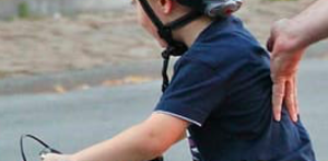 Sin fars hånd i ryggen